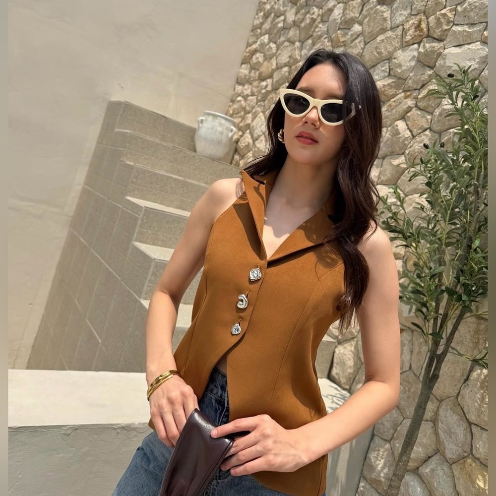 Sleeveless Brown Button Front Collared Top - Picture 3 of 4